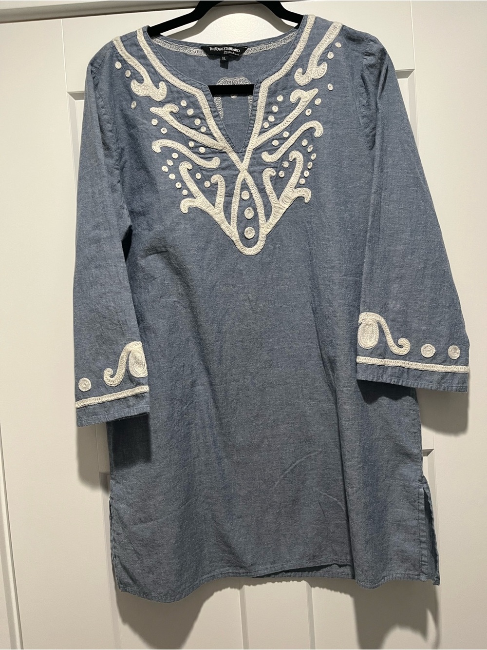 The Royal Standard embroidered chambray blue tunic ecru trim 100% cotton Size XL
